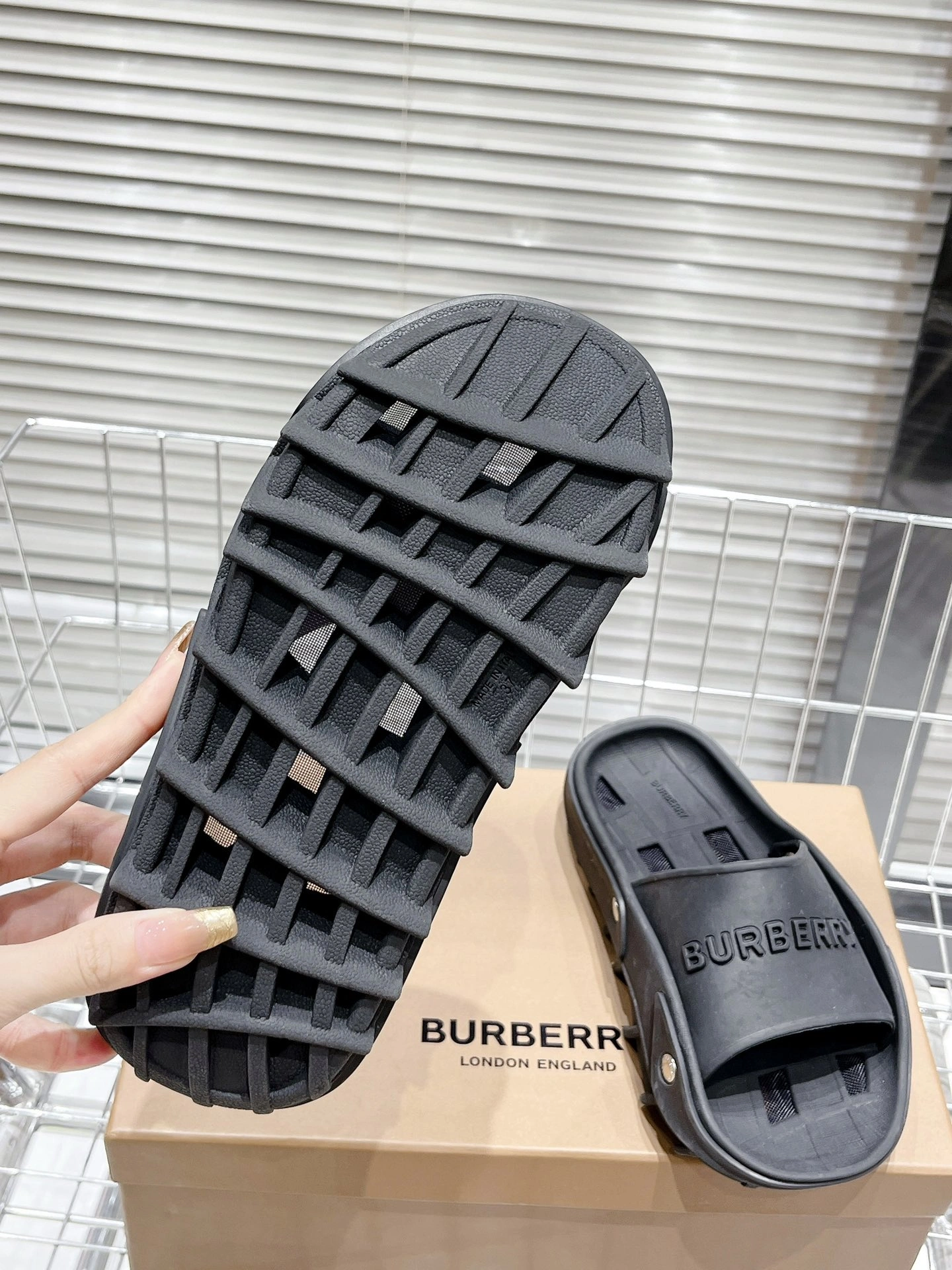 Efficient Women and Men B*urberry Top Slippers CL 20230820- 6114