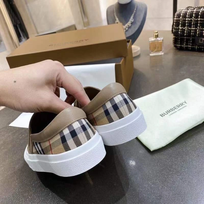 Women and Men B*urberry Top Sneaker CL 20230820- FashionForward 6141