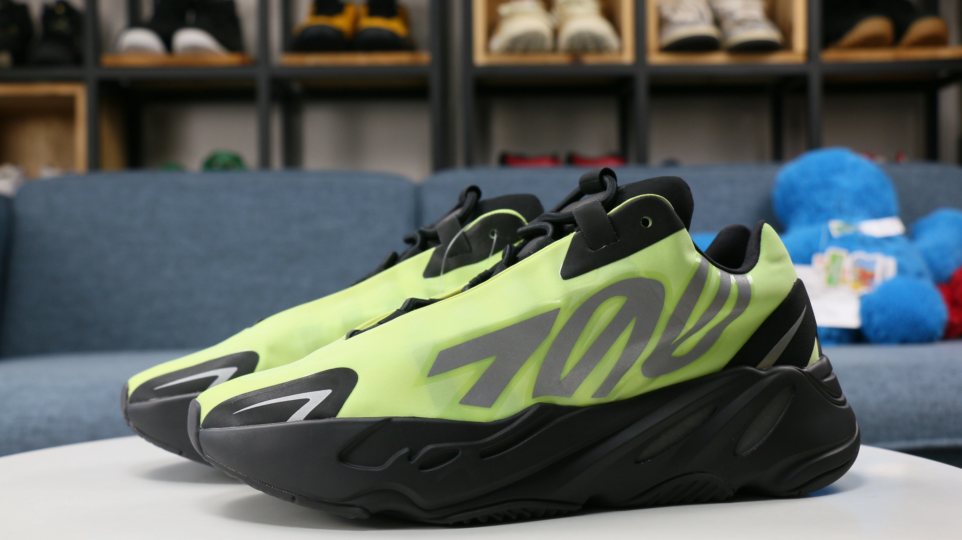 Flexible Yeezy Boost 700 MNVN 2739