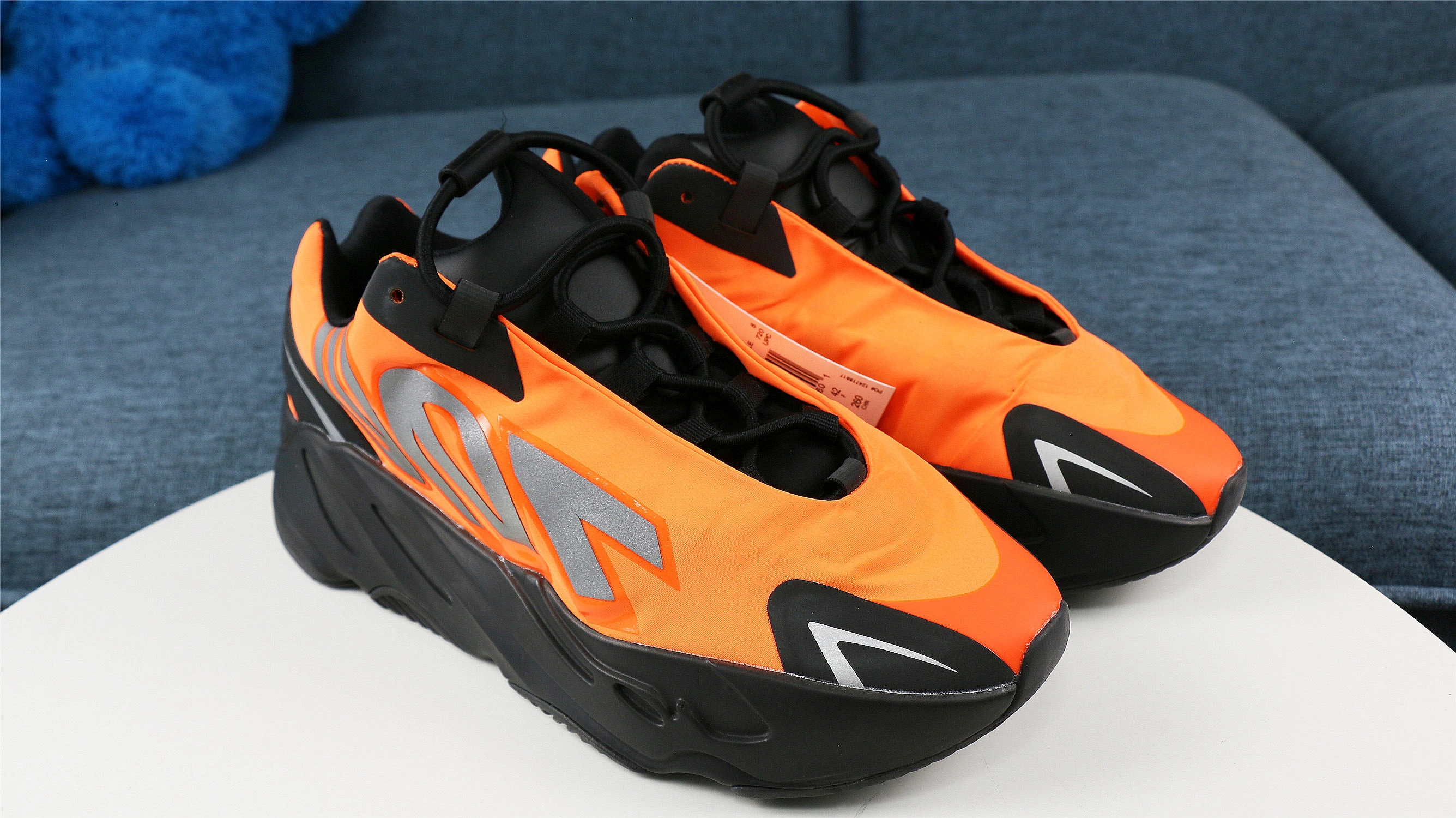 Flexible Yeezy Boost 700 MNVN 2739