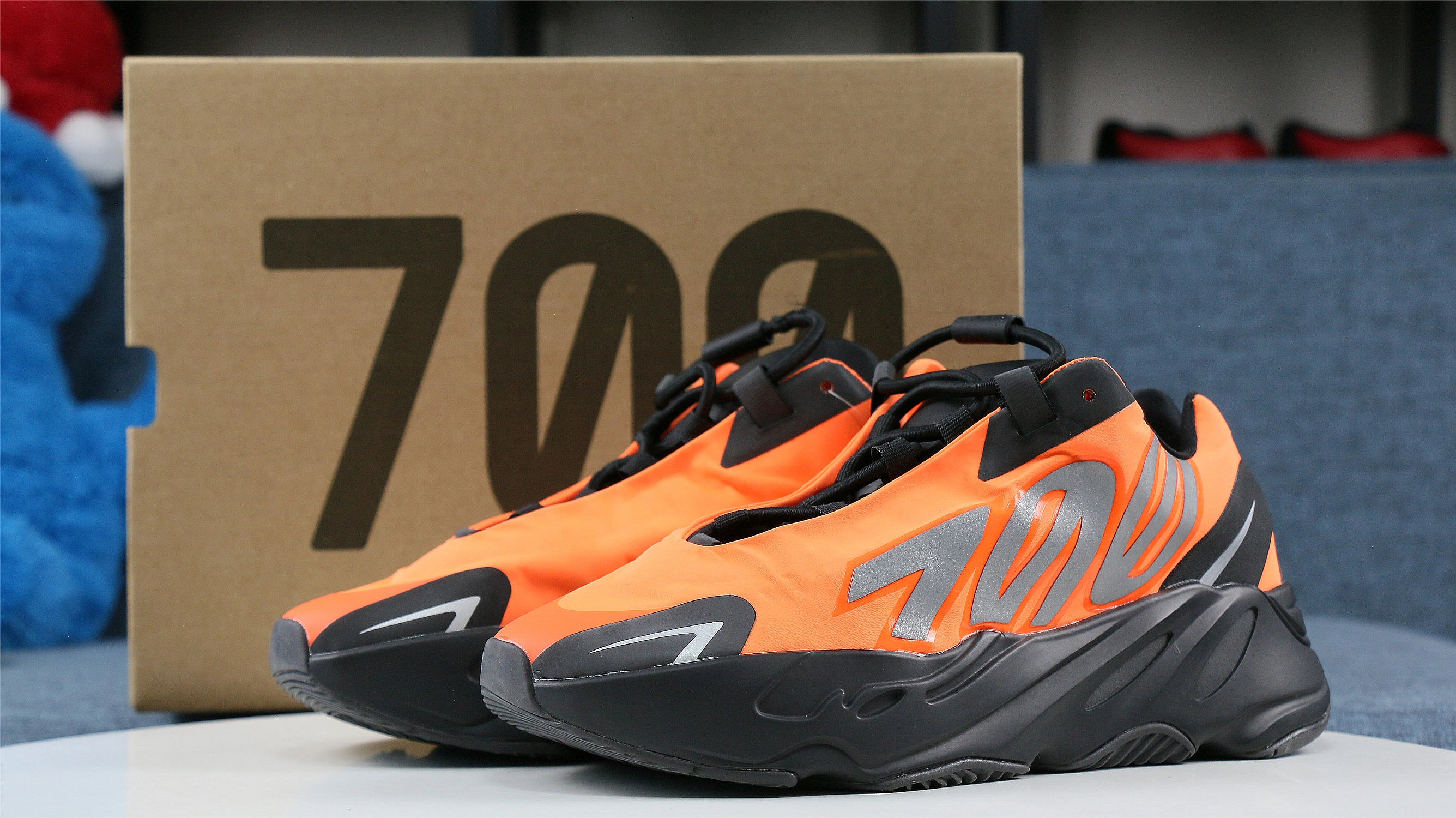 Flexible Yeezy Boost 700 MNVN 2739