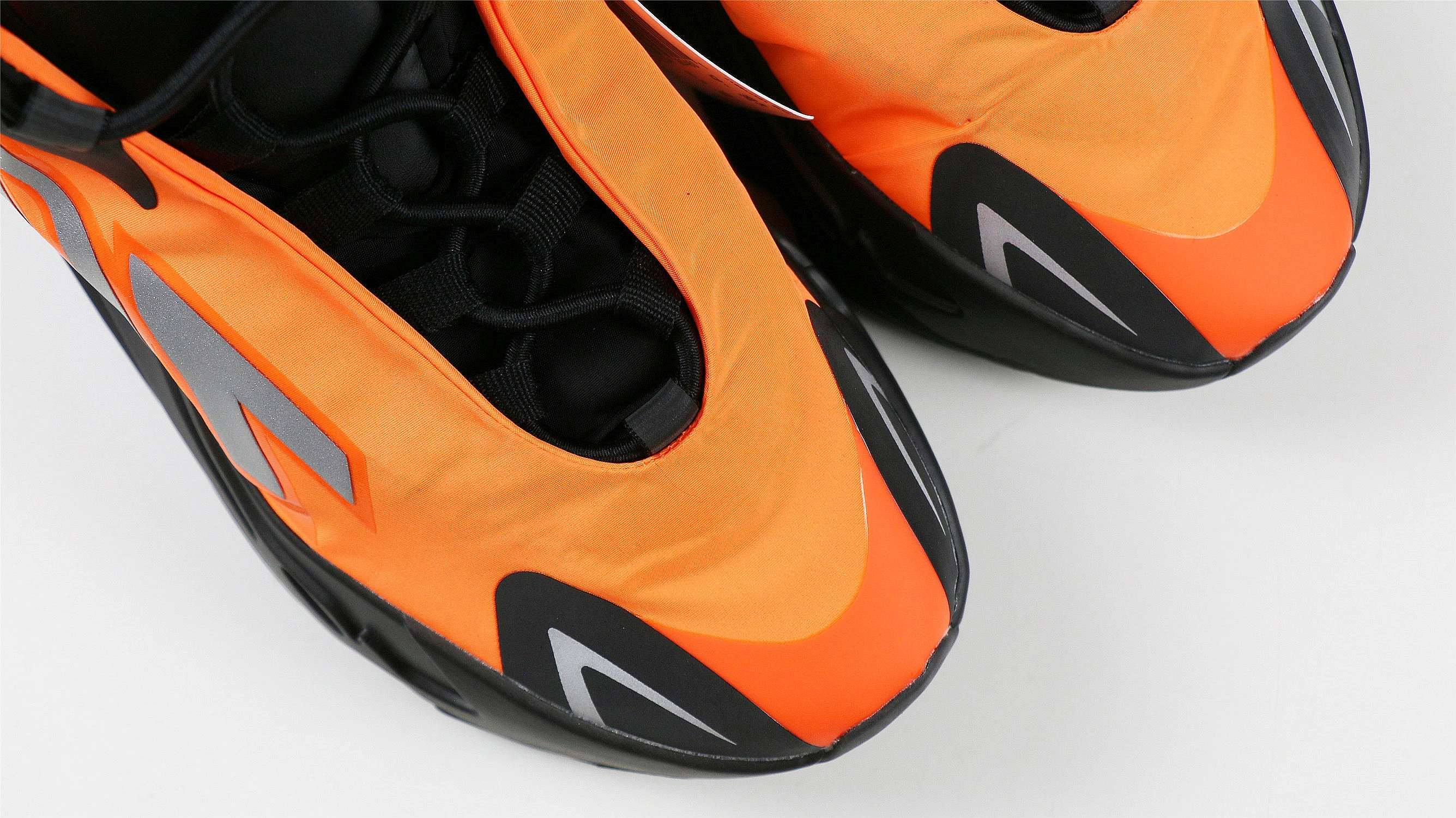 Flexible Yeezy Boost 700 MNVN 2739