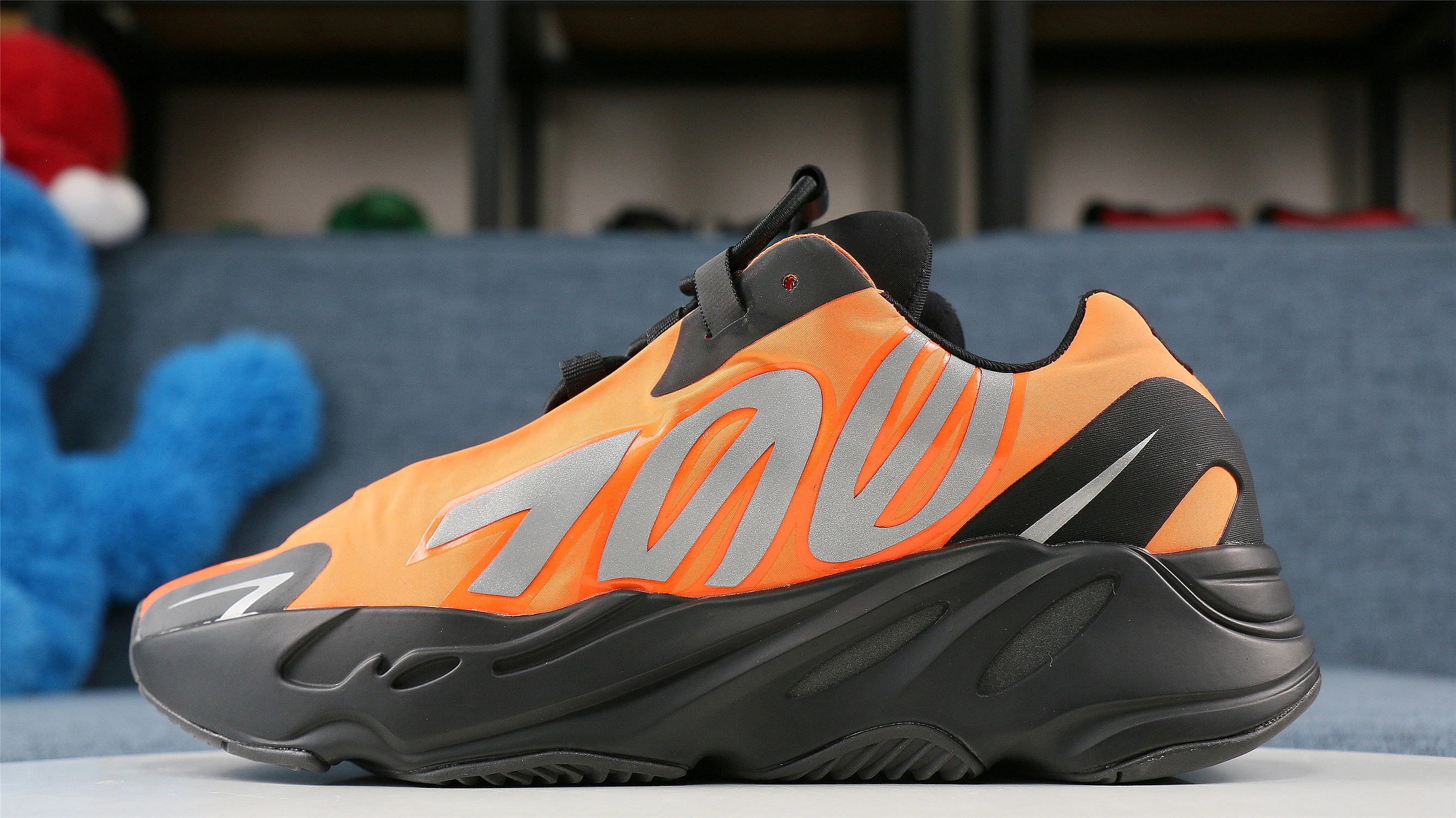 Flexible Yeezy Boost 700 MNVN 2739
