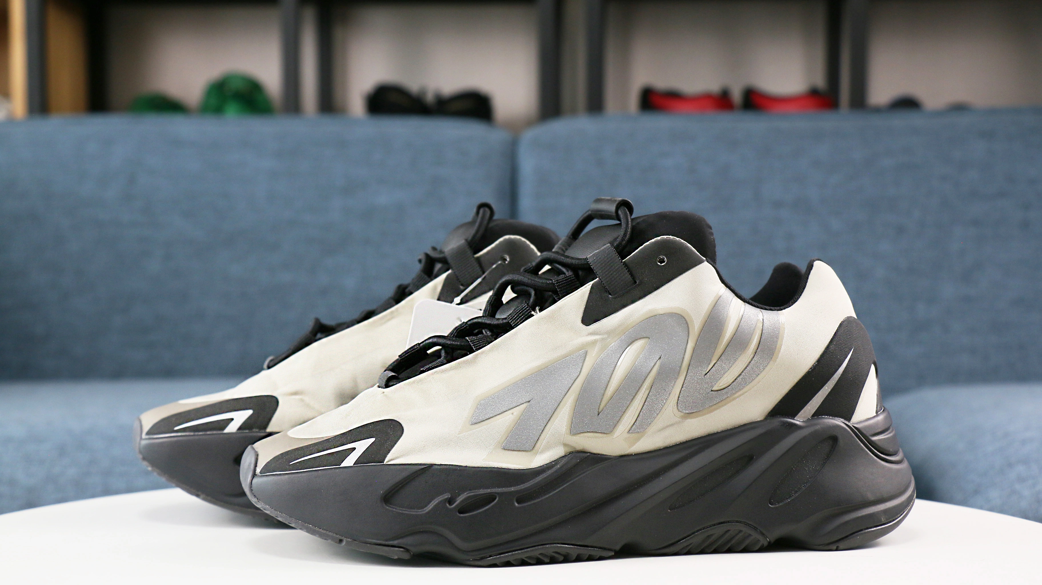 Flexible Yeezy Boost 700 MNVN 2739
