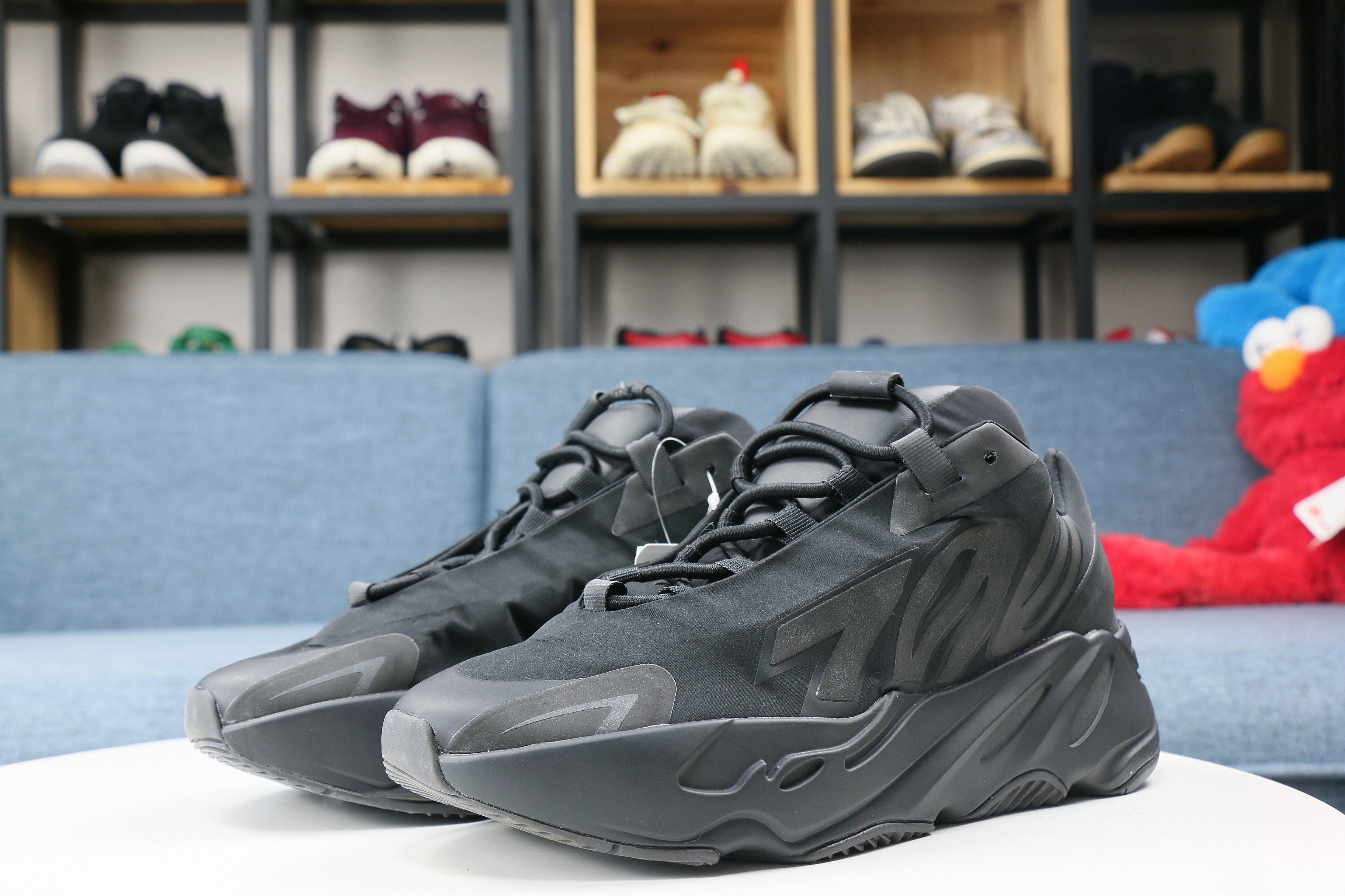 Flexible Yeezy Boost 700 MNVN 2739