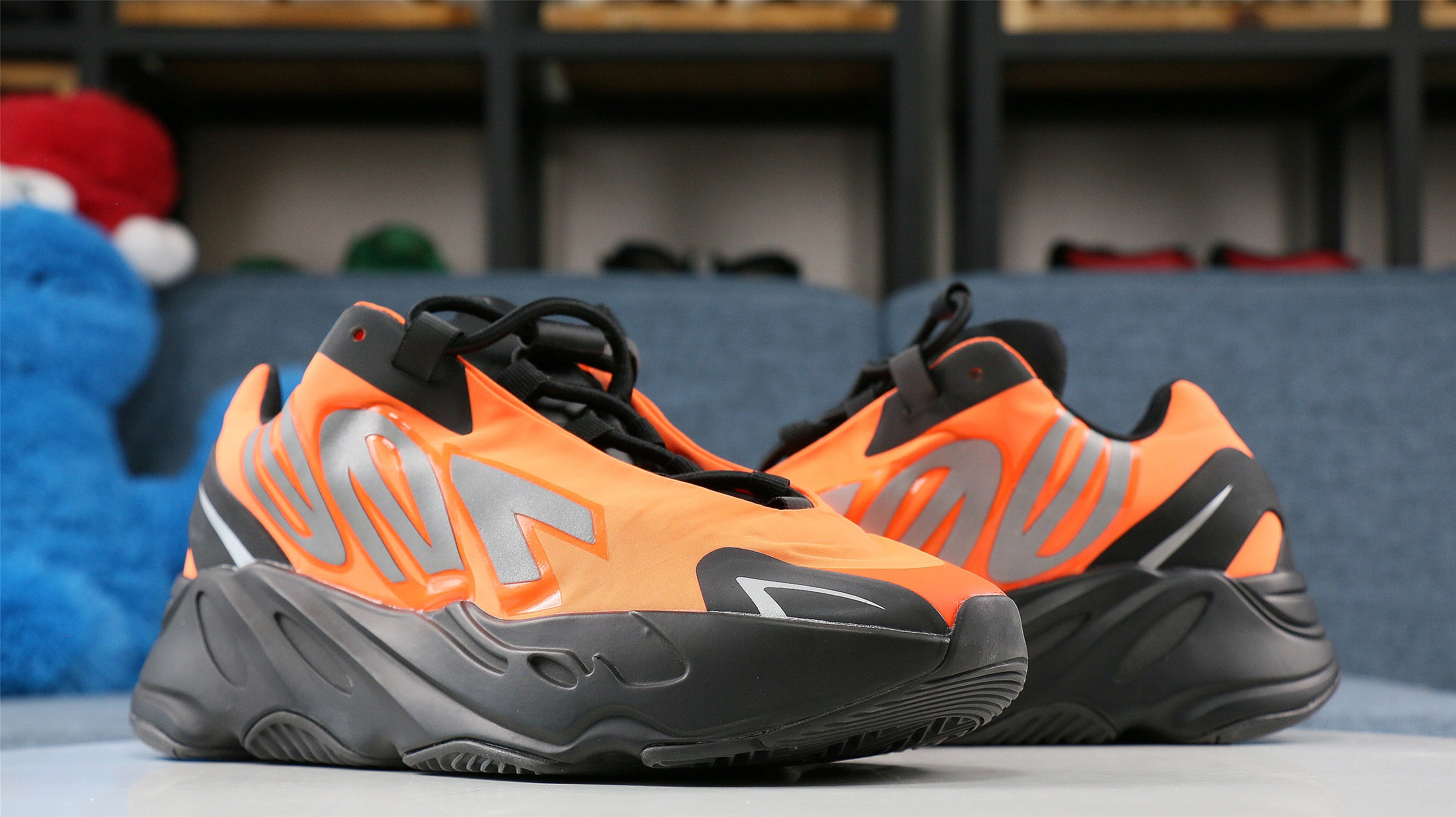 Flexible Yeezy Boost 700 MNVN 2739