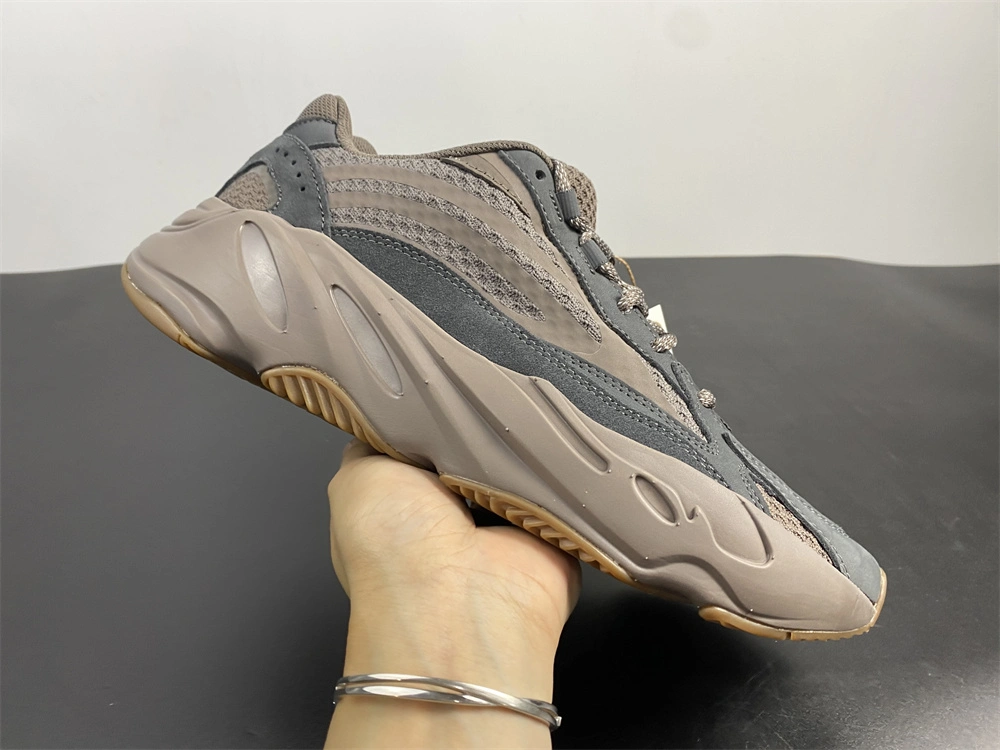 RelaxedFit Yeezy Boost 700 V2 EG 2724