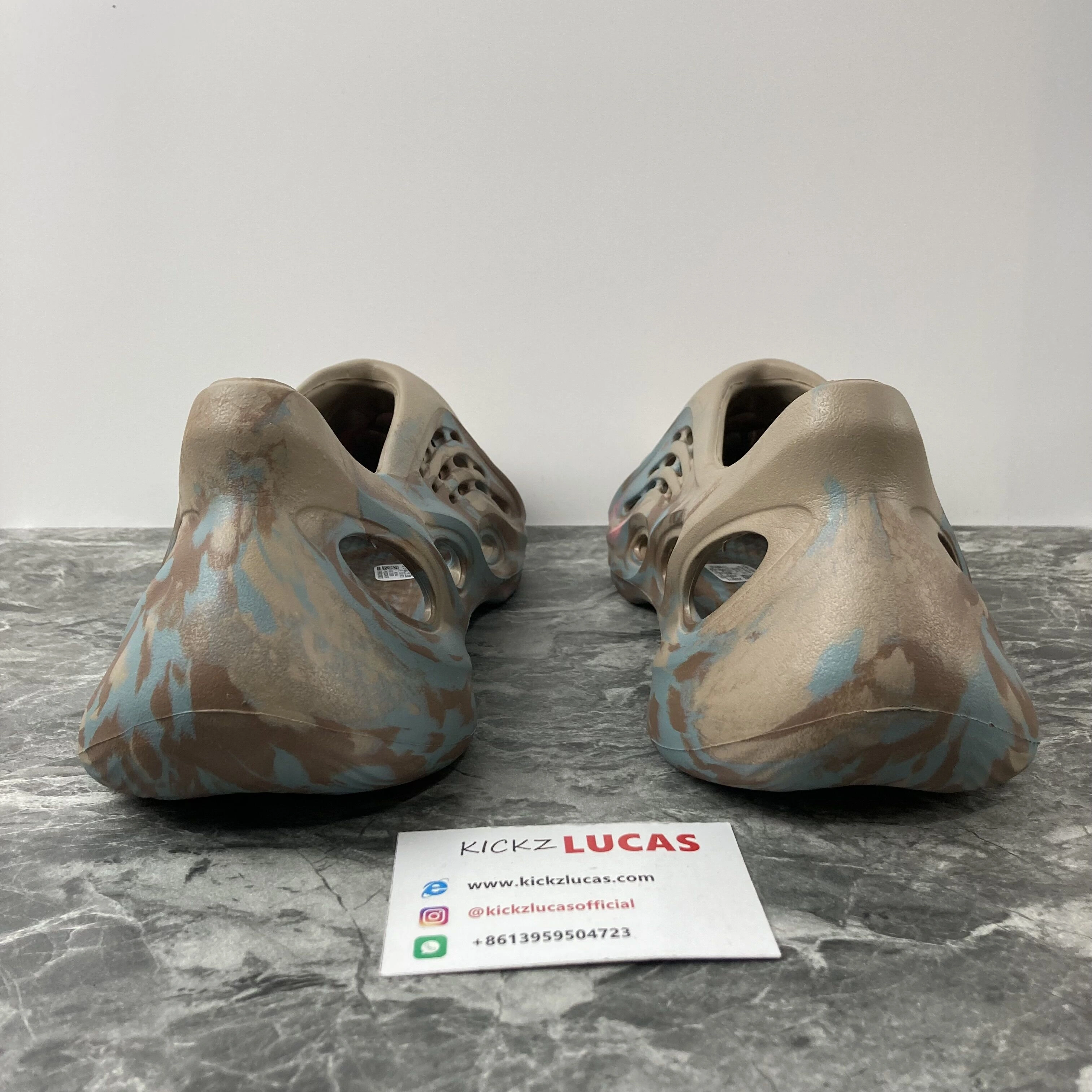 Unique Yeezy Foam RNNR MX Sand Grey GY 2597