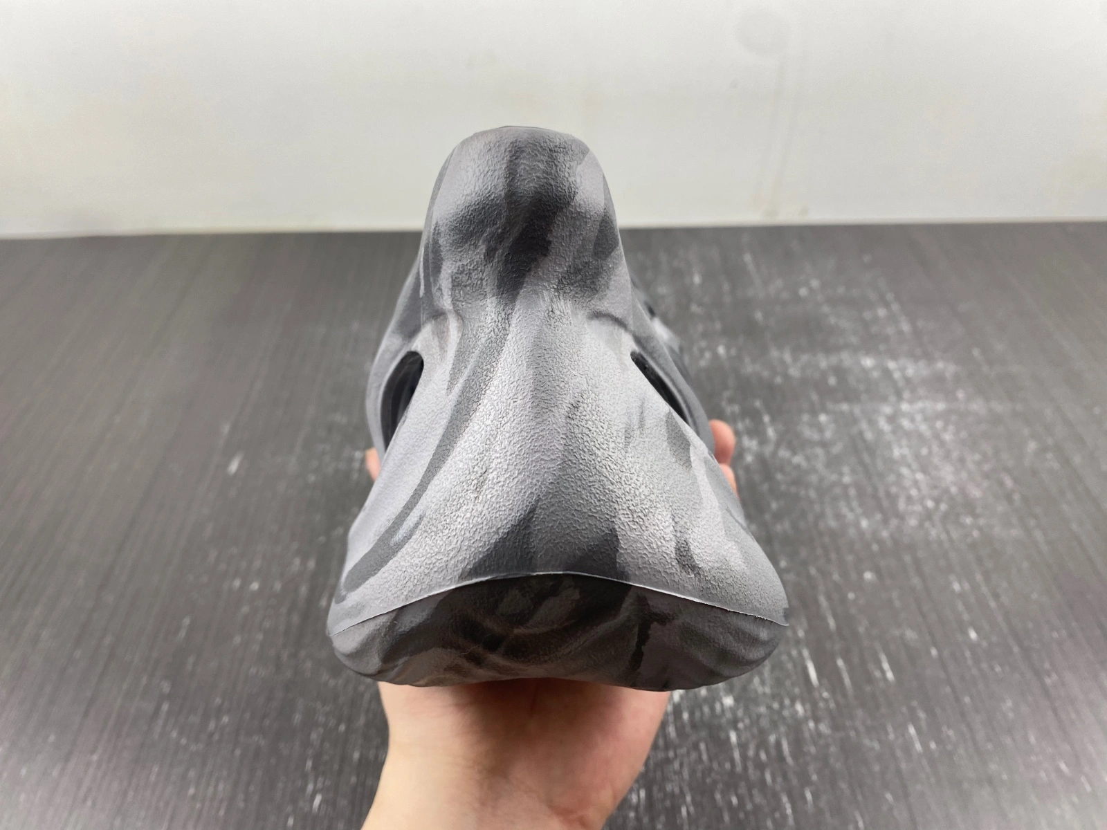 Supportive Yeezy Foam RNR MX Granite IE 2574