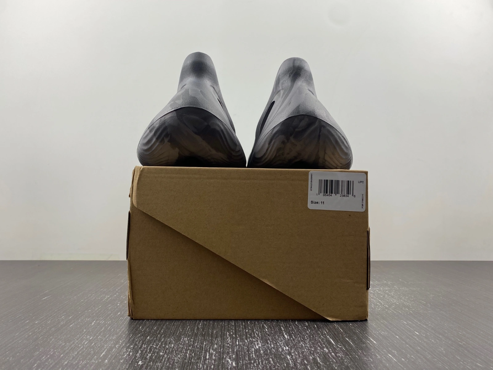Supportive Yeezy Foam RNR MX Granite IE 2574