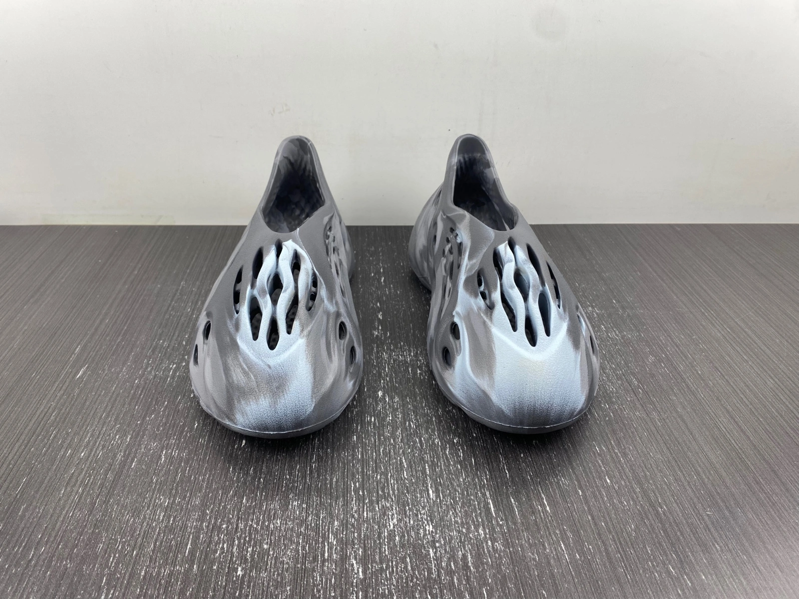 Supportive Yeezy Foam RNR MX Granite IE 2574