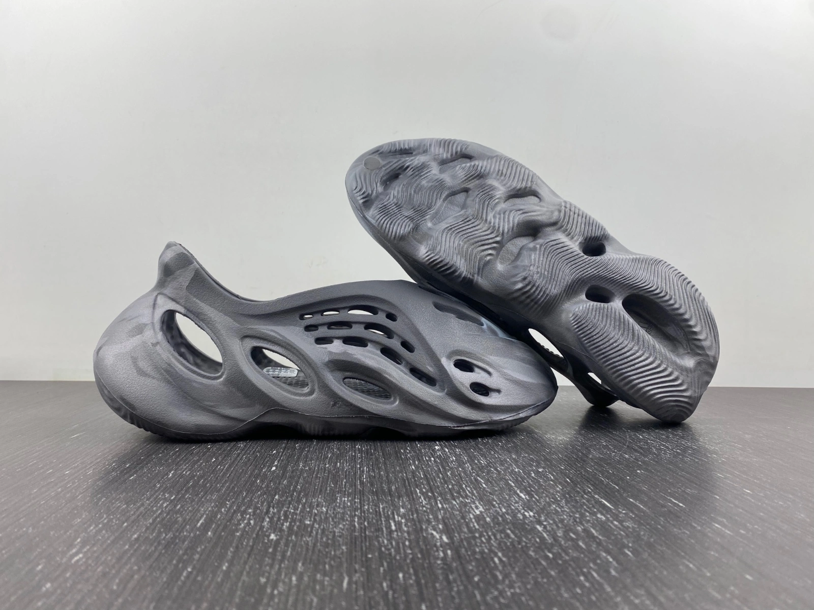 Supportive Yeezy Foam RNR MX Granite IE 2574