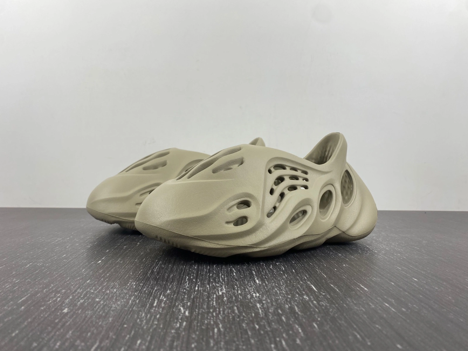 Yeezy Foam RNR Stone Salt GV WaterResistant 2576