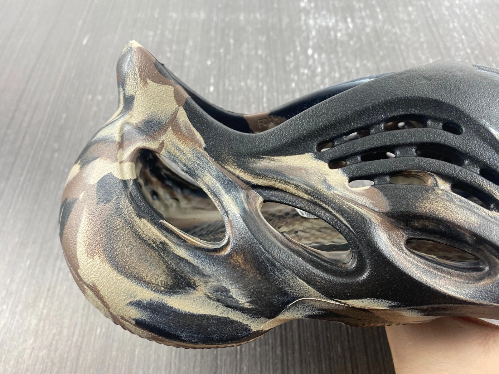 GoAnywhere Yeezy Foam Runner MX Carbon lD 2584