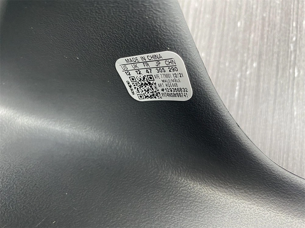 Yeezy Slide Onyx HQ Sleek 2595