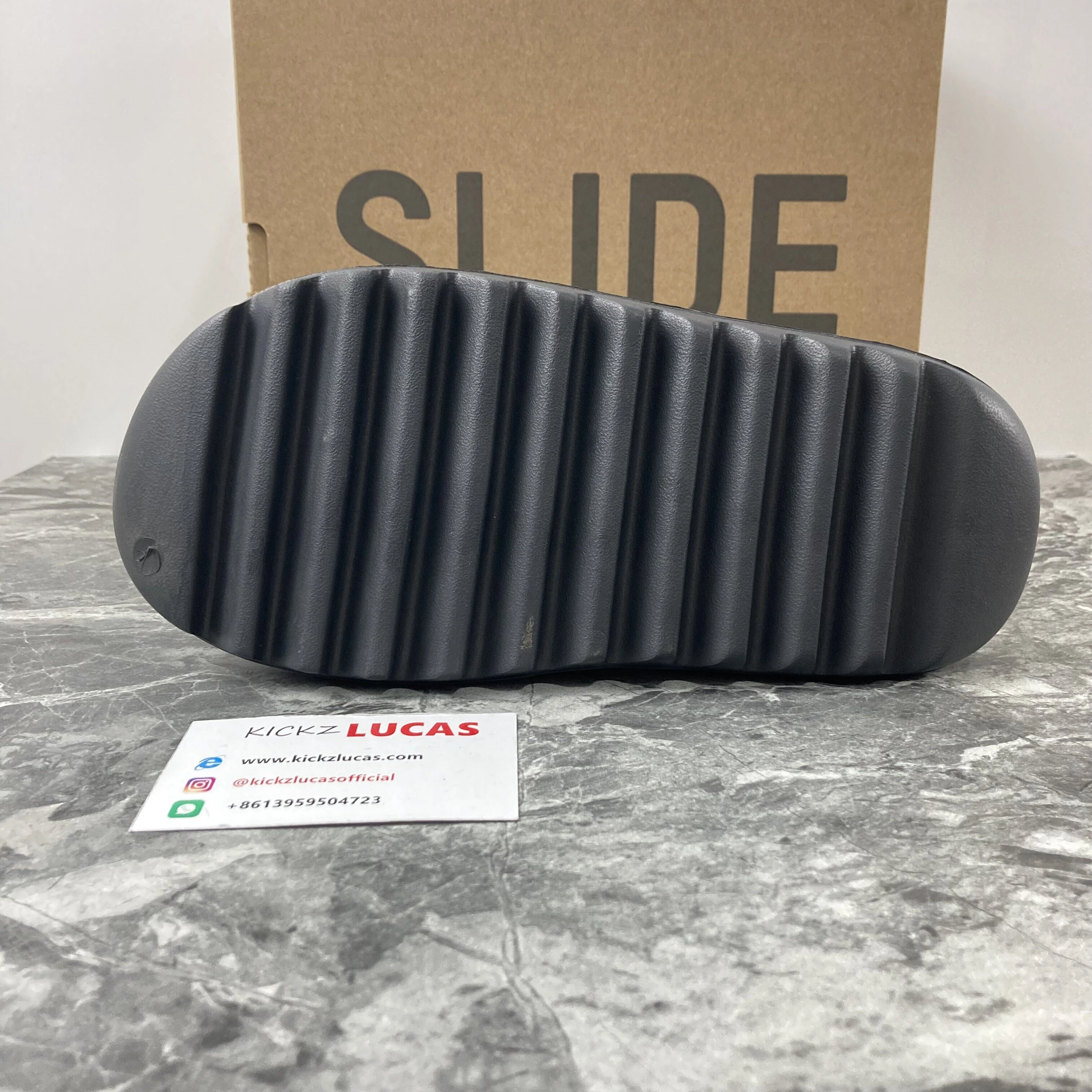 Yeezy Slide Onyx HQ Sleek 2595