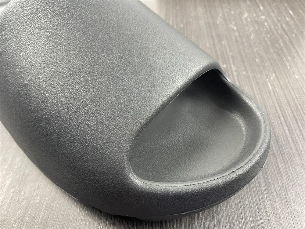 Yeezy Slide Onyx HQ Sleek 2595