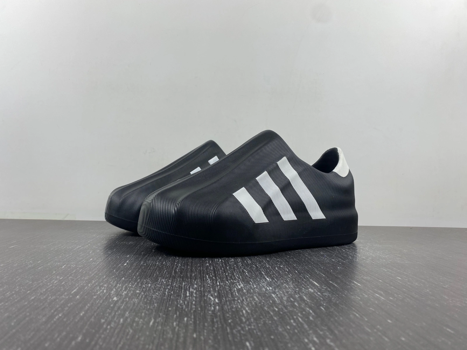 ComfortFit adiFOM Superstar Black White HQ 2572
