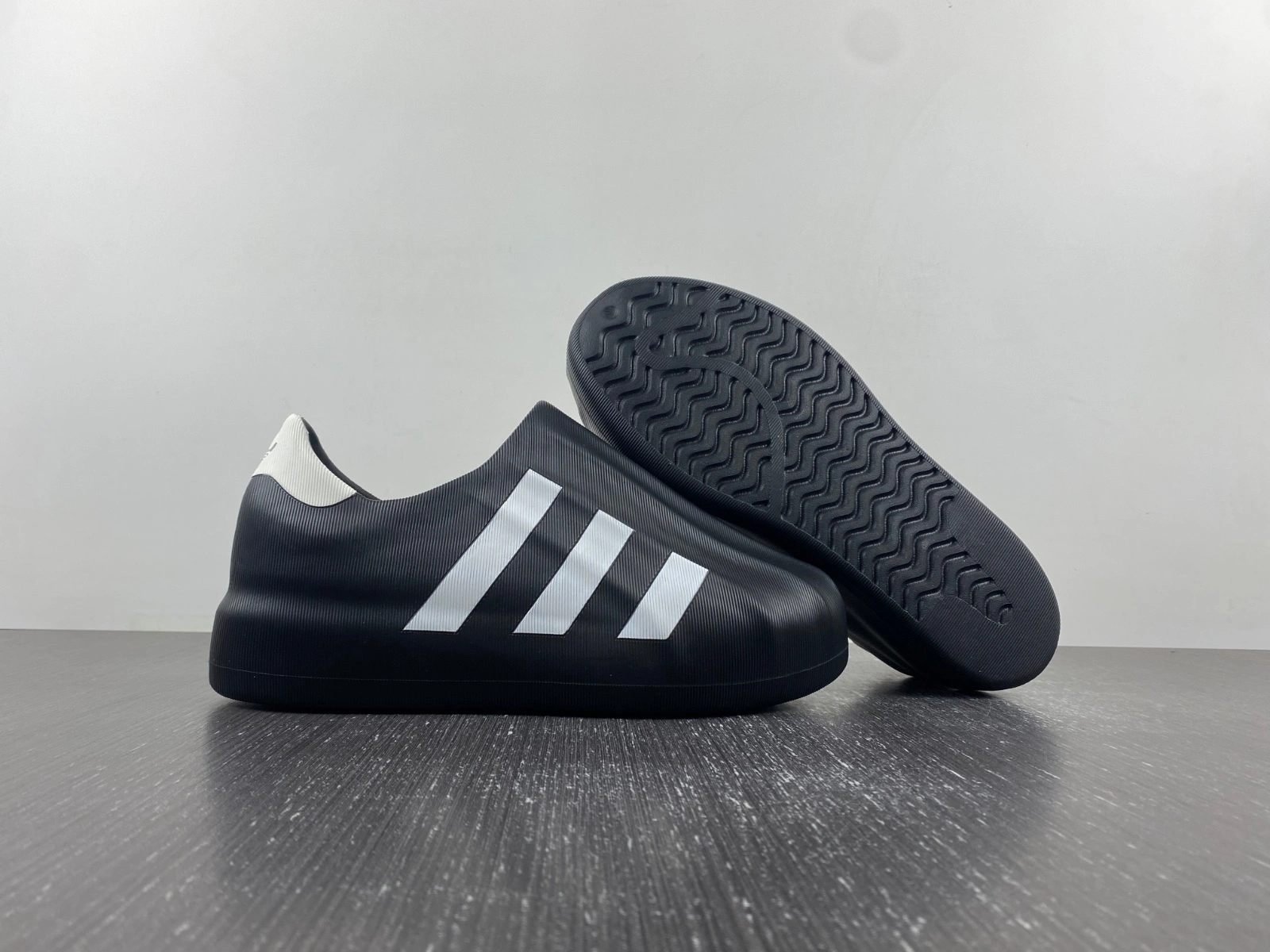 ComfortFit adiFOM Superstar Black White HQ 2572