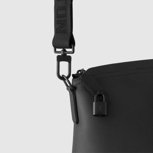 M59158 Lock It Tote Black
