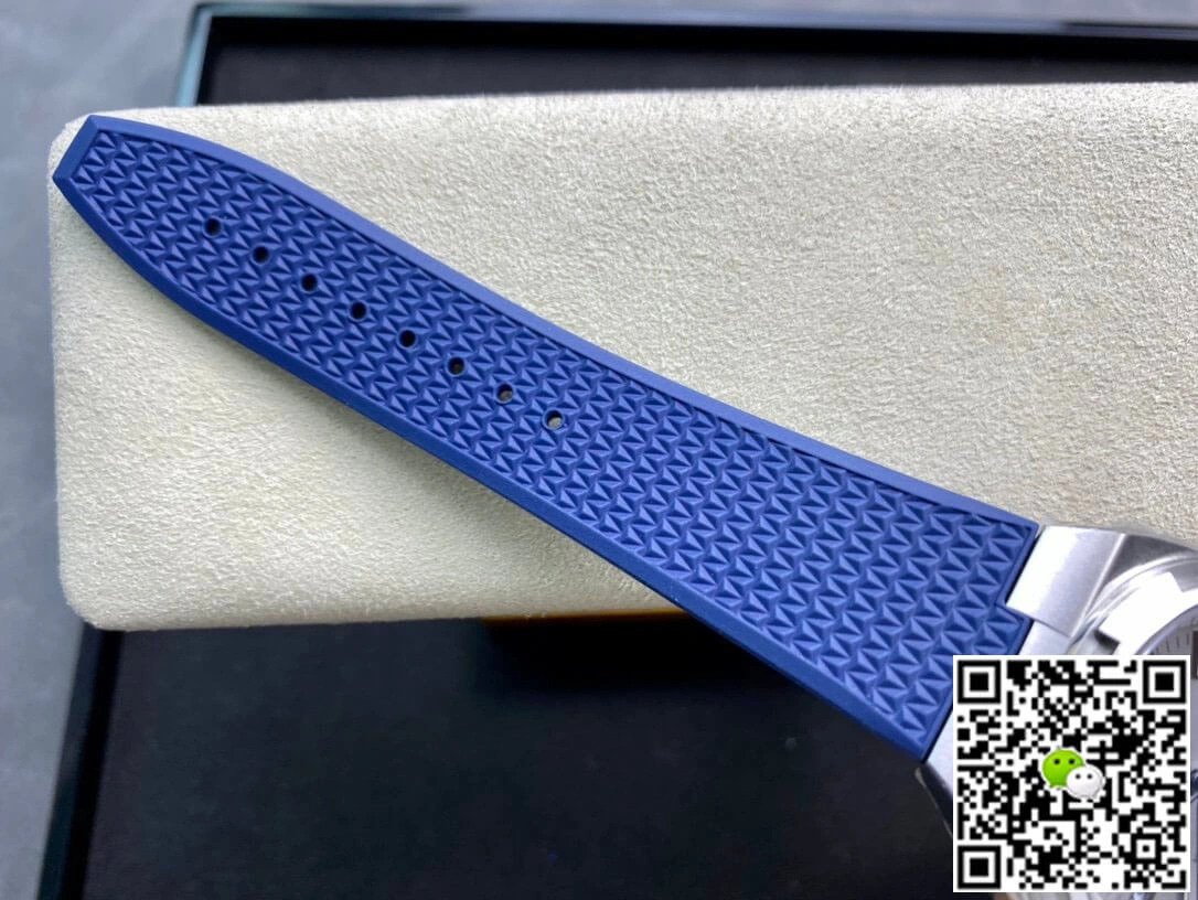 Vacheron Constantin Overseas 4500V 8F Factory 1:1 Best Edition Replica Watch Blue Rubber Strap
