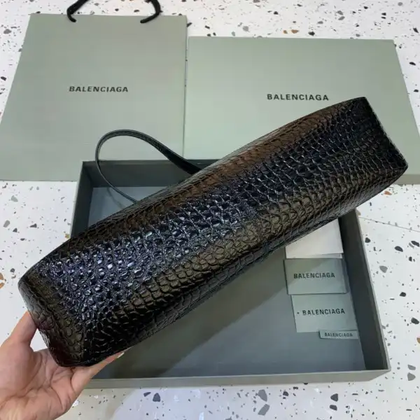 Firstbag Ru BALENCIAGA WOMEN'S XX MEDIUM FLAP BAG