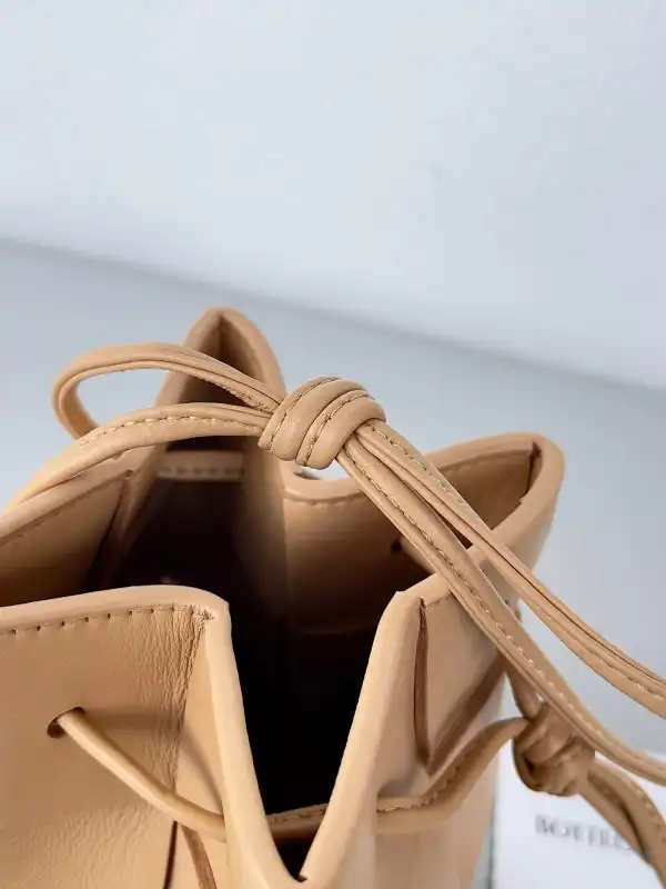 Frstbag ru BOTTEGA VENETA Mini Cassette Bucket Bag