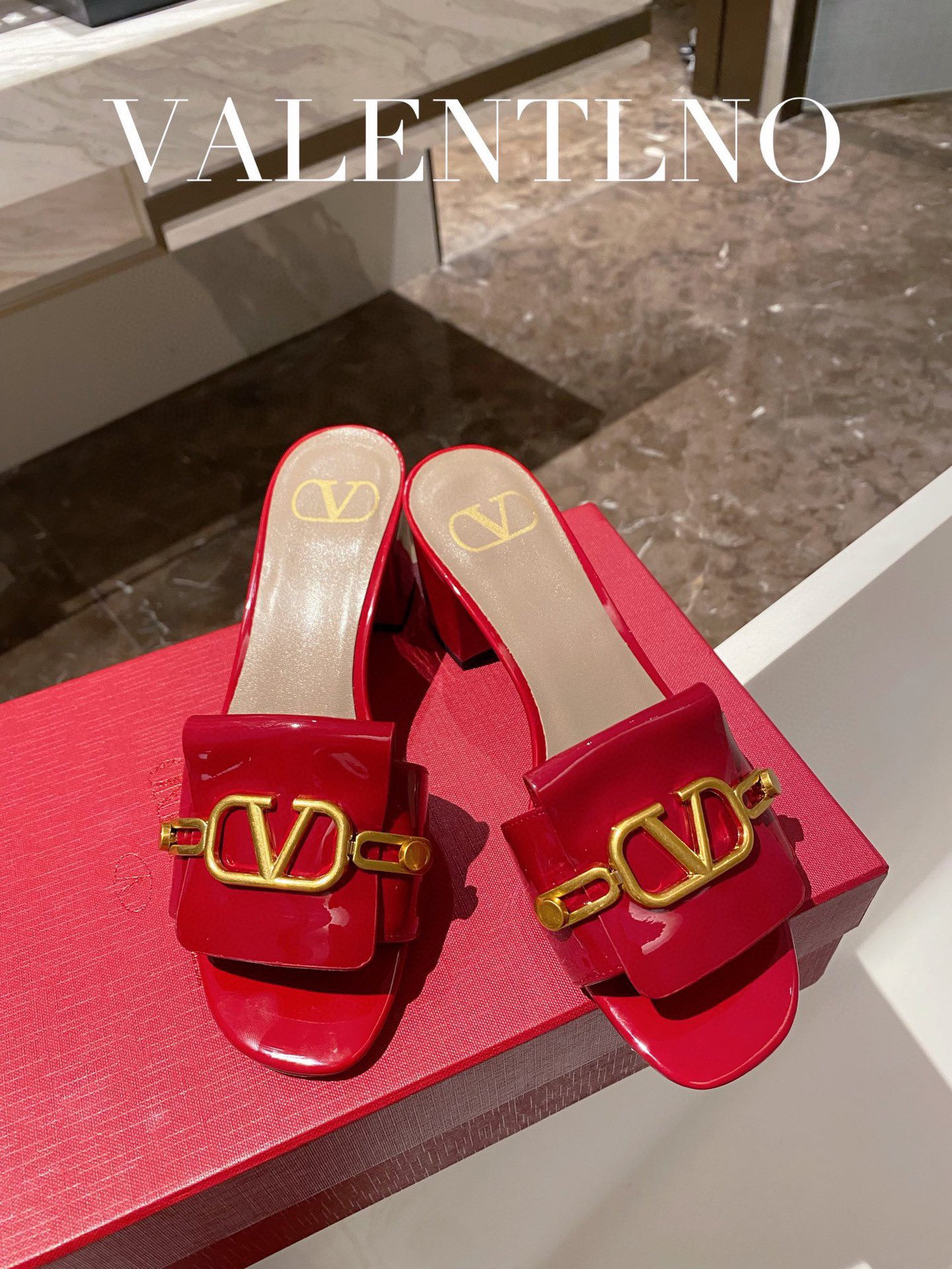 HOT SALE VALENTINO VLOGO SIGNATURE SLIDE SANDAL