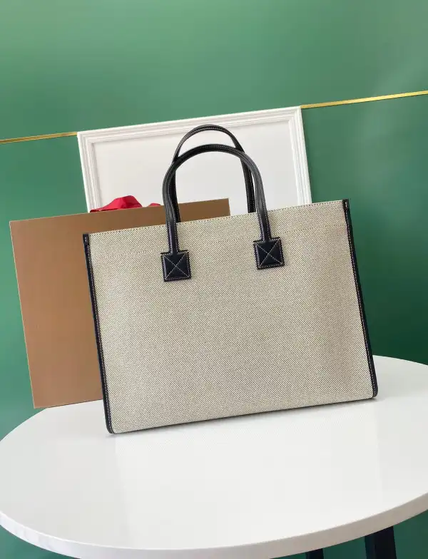 BURBERRY SMALL Freya TOTE