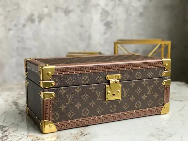 LOUIS VUITTON COFFRET ACCESSOIRES