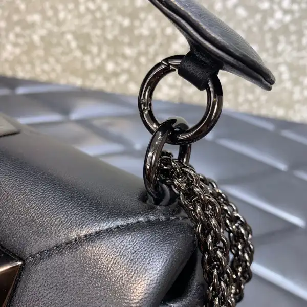 VALENTINO ONLINE EXCHANELUSIVE SMALL ROMAN STUD THE SHOULDER BAG WITH CHAIN