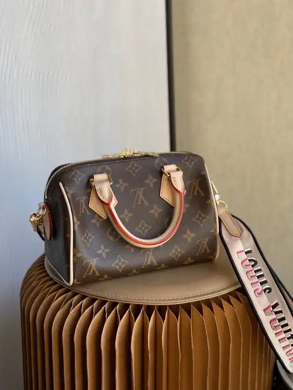 Repladies offers premium fake Louis bags at unbeatable prices. Our products are cheap because we focus on direct sales Louis Vuitton SPEEDY BANDOULIÈRE 20