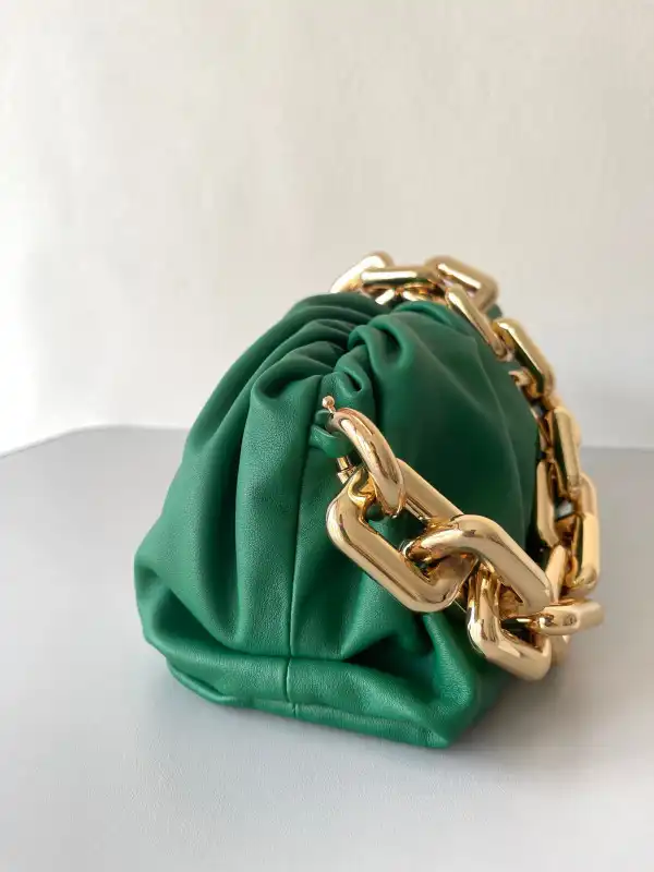 First bag ru BOTTEGA VENETA THE CHAIN POUCH