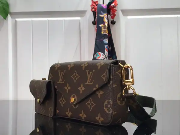 Firstbag Ru LOUIS VUITTON FELICIE STRAP & GO