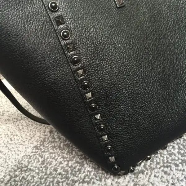 Frstbag ru VALENTINO MEDIUM GRAIN CALFSKIN LEATHER ROCKSTUD BAG