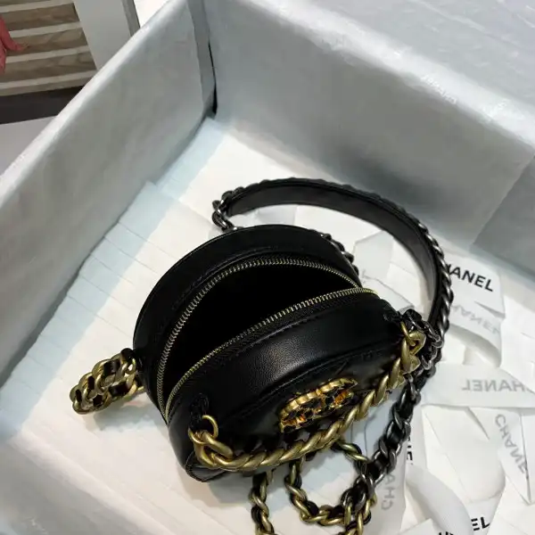 CHANEL 19 CHANELUTCH WITH CHAIN