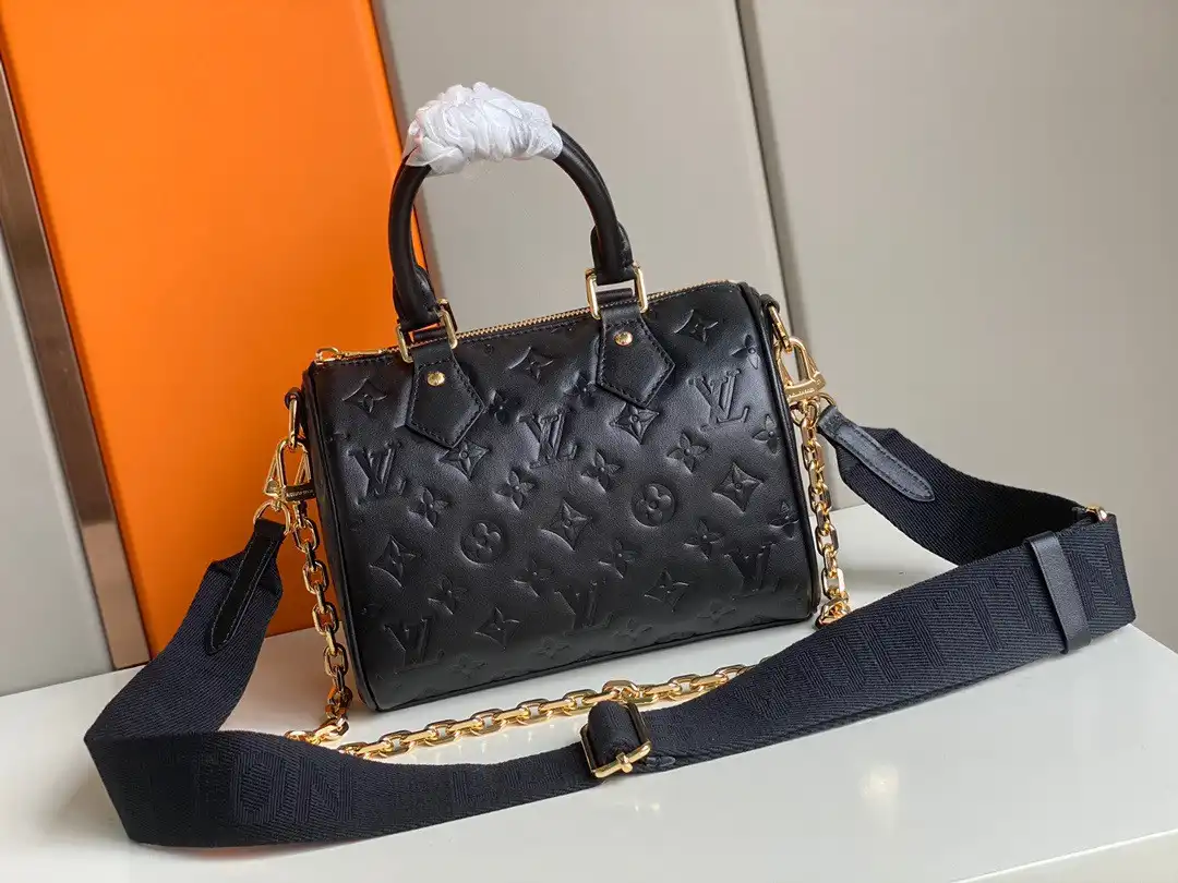 Repladies offers premium fake Louis bags at unbeatable prices. Our products are cheap because we focus on direct sales LOUIS VUITTON SPEEDY BANDOULIÈRE 22