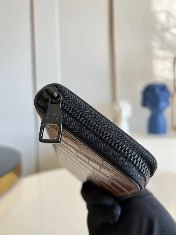 LOUIS VUITTON ZIPPY WALLET