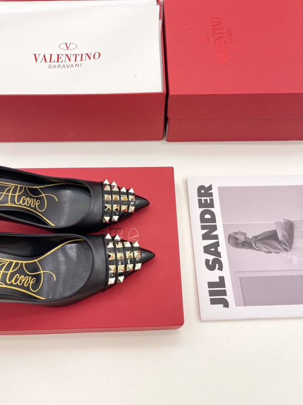 HOT SALE VALENTINO ROCKSTUD ALCOVE KIDSKIN AND PATENT-LEATHER PUMP