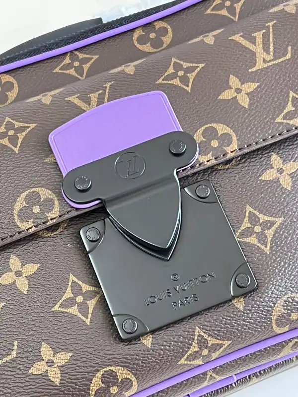 LOUIS VUITTON S LOCK MESSENGER