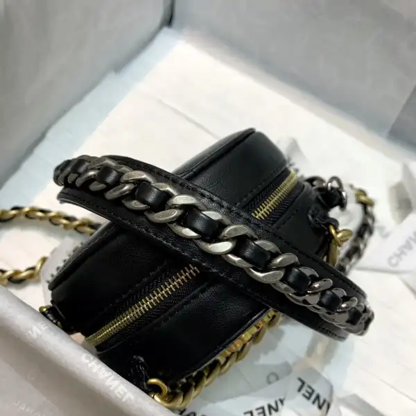 CHANEL 19 CHANELUTCH WITH CHAIN