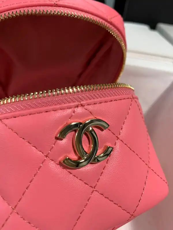 CHANEL CHANELUTCH WITH HANDLE