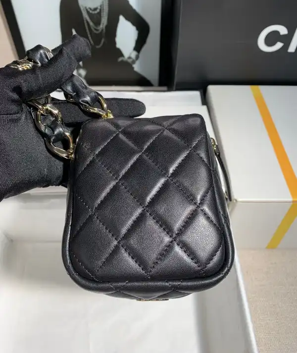 CHANEL CHANELUTCH WITH HANDLE