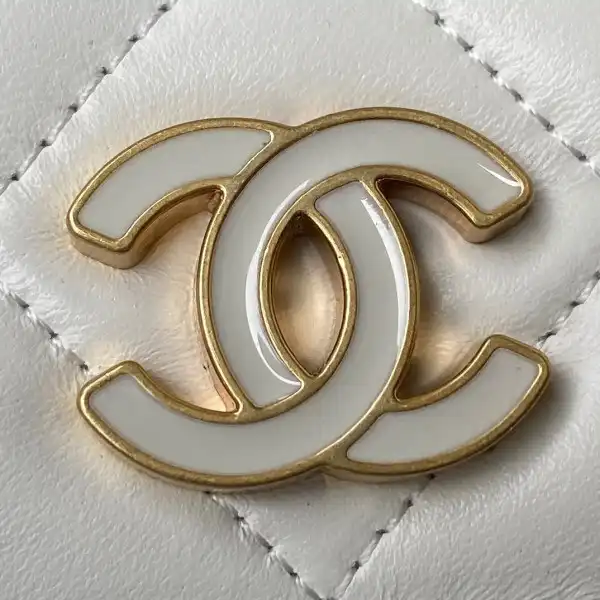 CHANEL CHANELUTCH WITH CHAIN