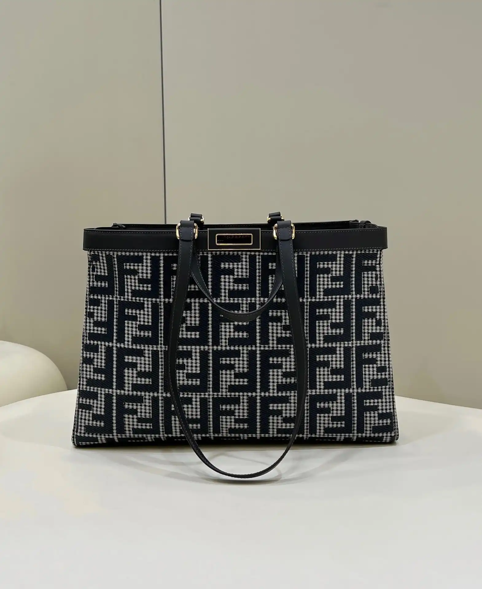 First Bag Ru FENDI PEEKABOO X-TOTE