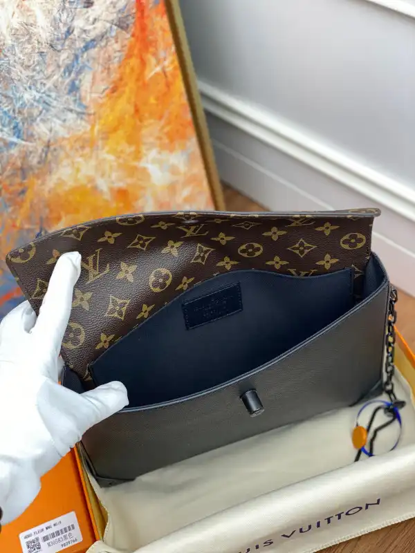 Rep LOUIS VUITTON POCHETTE VOYAGE STEAMER