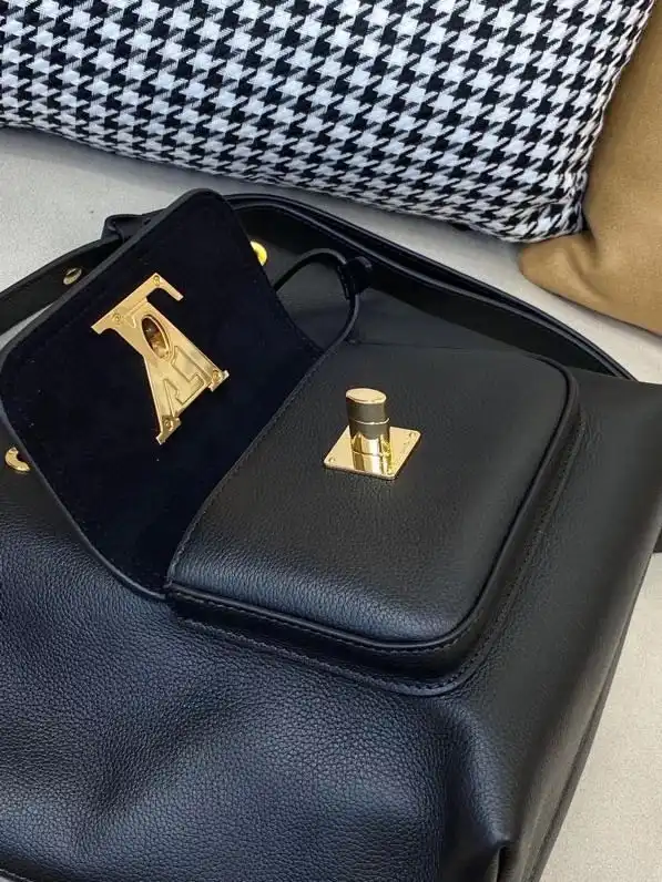 First bag ru LOUIS VUITTON LOCKME BUCKET