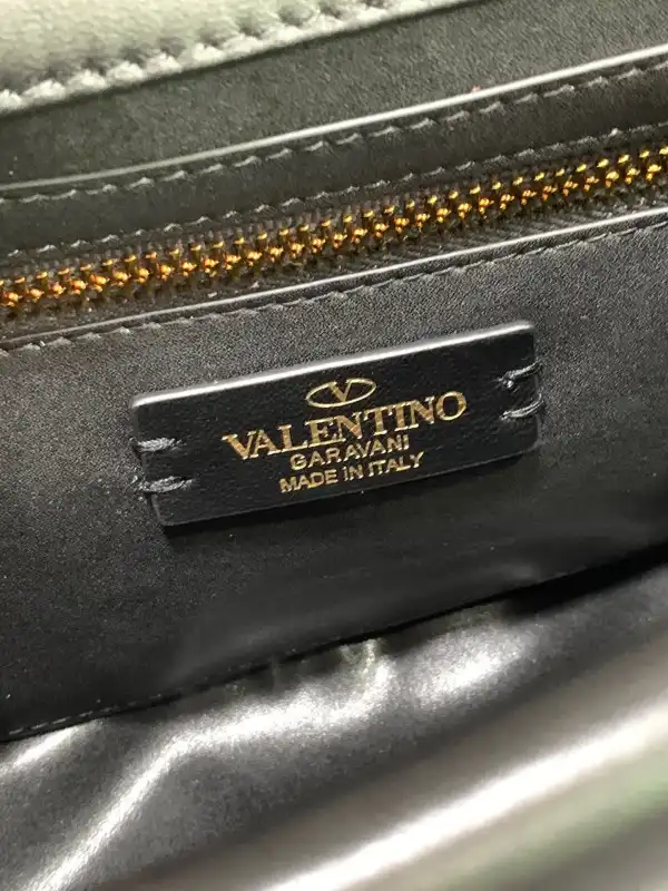 VALENTINO MEDIUM ROMAN STUD THE SHOULDER BAG