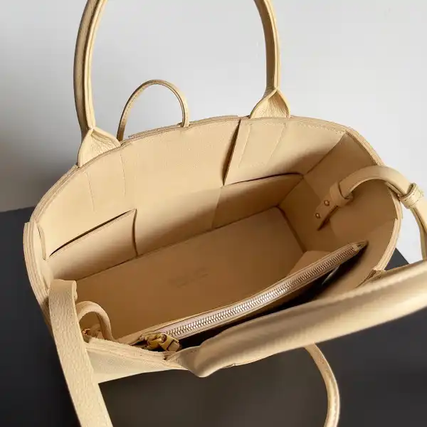 BOTTEGA VENETA ARCO MINI TOTE