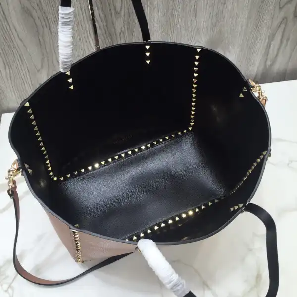 First bag ru VALENTINO MEDIUM GRAIN CALFSKIN LEATHER ROCKSTUD BAG